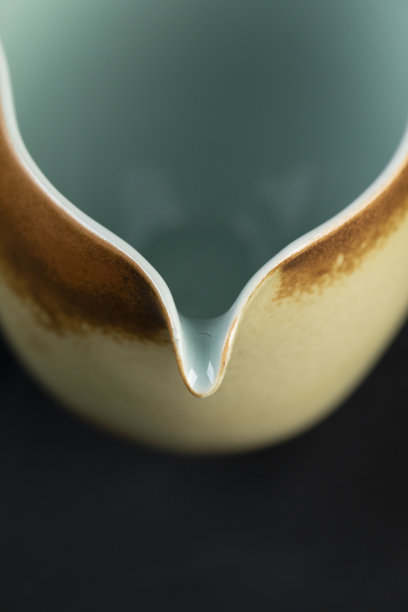 中国高端茶具，瓷器，茶叶容器，特写，室内暗背景图片下载