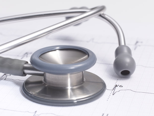 听诊器在心电图上。图片下载