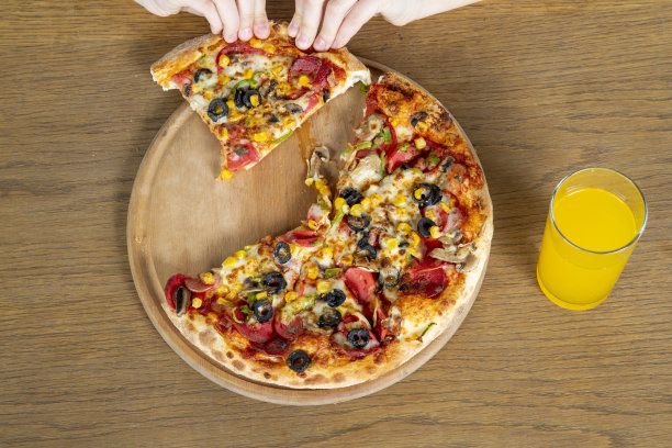 男孩拿着一片披萨。图片下载