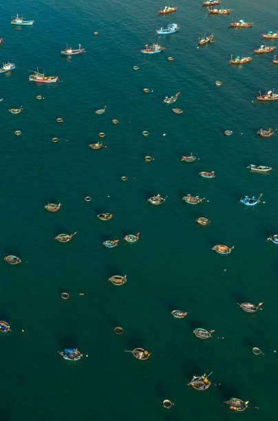 清晨在岘港市松特拉半岛附近的船码头的抽象航拍照片图片下载