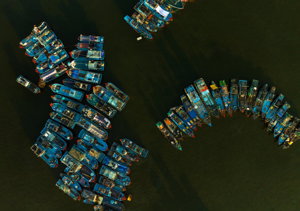 抽象鸟瞰图的船只停泊在Tho Quang渔港，岘港市图片下载