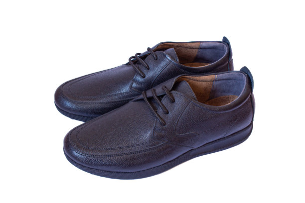 一双真皮男鞋孤立在白色背景。图片下载