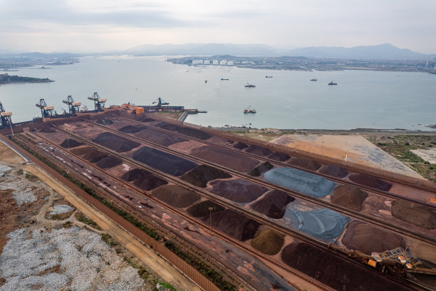 该码头用于海运矿石原料的转运图片下载