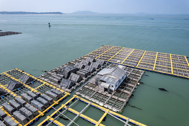 养鱼场用人工栅栏隔开了大海图片下载