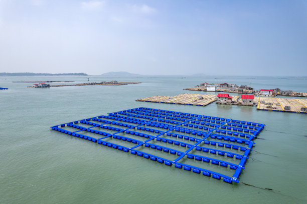 养鱼场用人工栅栏隔开了大海图片下载