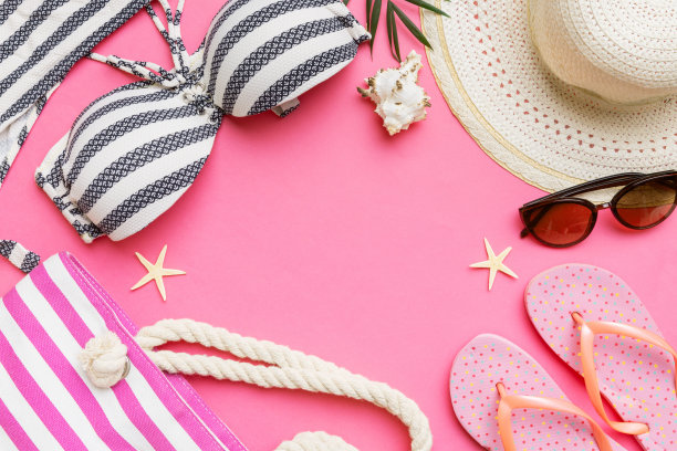 女子泳装和沙滩配饰平铺上视图彩色背景夏季旅游概念。比基尼泳衣，草帽和高跟鞋。复制空间俯视图图片下载