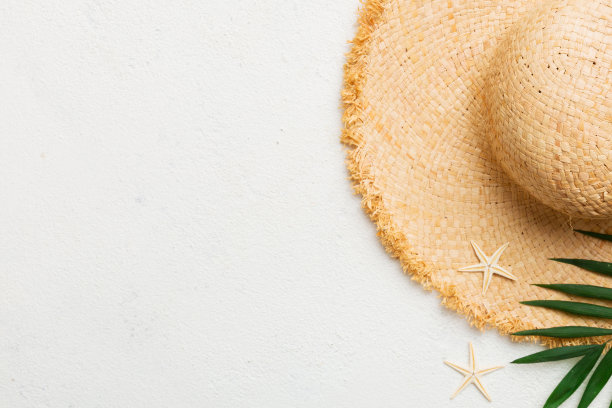 暑假。夏季概念草帽和热带树叶。平铺，俯视图，复制空间图片下载
