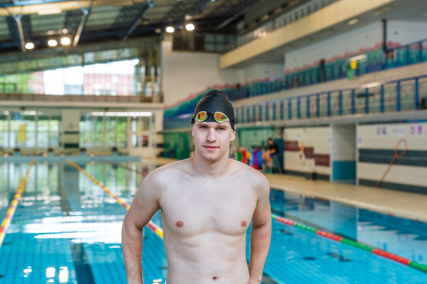 一个游泳者戴着游泳帽和泳镜的肖像图片下载
