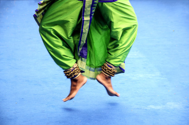 一个印度古典舞者的脚的特写照片。图片下载