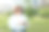 红发女高管微笑着自信地在城市背景下使用触控板。穿着蓝色衬衫，戴着太阳镜的快乐的年轻女子走在街上。成功的事业。图片下载