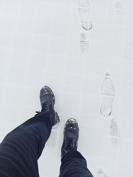 走在白色的雪地上图片下载