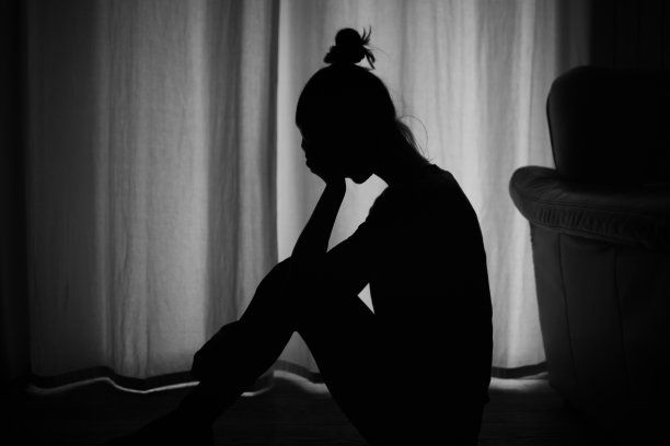 患有产后抑郁症的妇女。伤心的女人。图片下载