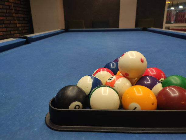 三角形排列的台球图片下载