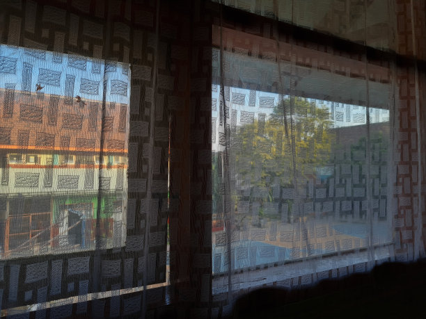 窗户的照片有窗帘图片下载