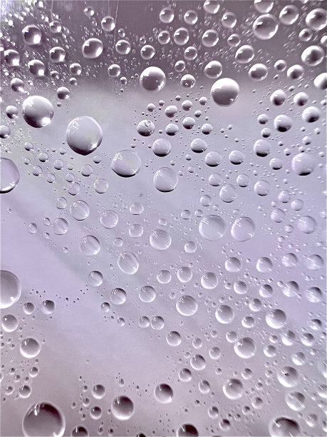 水珠的背景呈淡绿紫色。图片下载