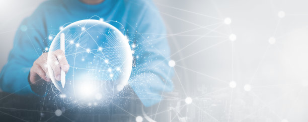 社交互联网网络技术、数字软件开发、未来科技背景、物联网。商务人士使用数字笔记本电脑与人进行全球网络连接，电脑编码图片下载