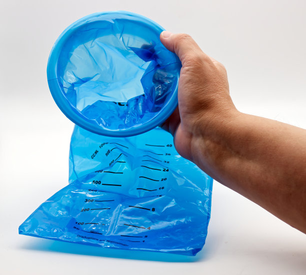 白色背景上的蓝色塑料呕吐袋。图片下载