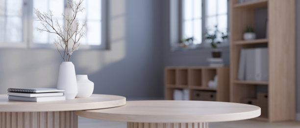 在一个最小的客厅里，木制咖啡桌上的复制空间的特写图像。图片下载