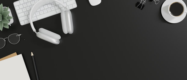 现代黑色办公桌面工作区顶部视图与配件和复制空间。图片下载