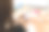 一个女工边工作边发短信的特写图片下载