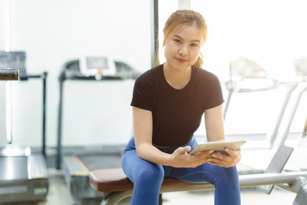 肖像体育健康亚洲女性健身房私人教练女性与培训计划，体育俱乐部企业主的信心。图片下载