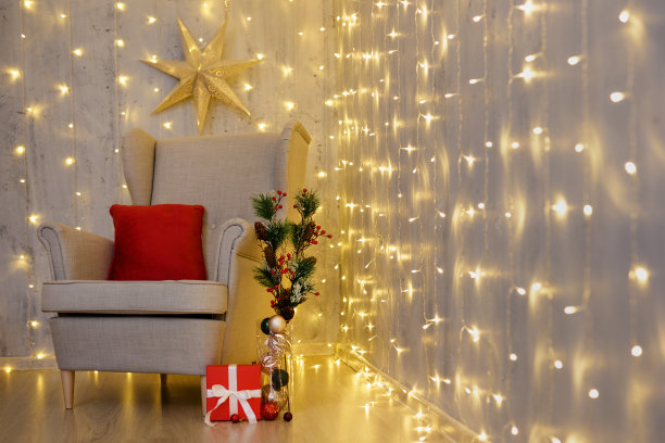 圣诞背景-复古扶手椅，圣诞装饰和复制空间在墙上与led灯图片下载