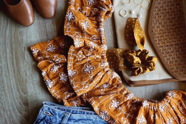 牛仔和褶边套装图片下载