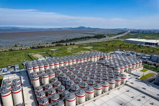 俯瞰大型啤酒厂的储存和生产设备图片下载