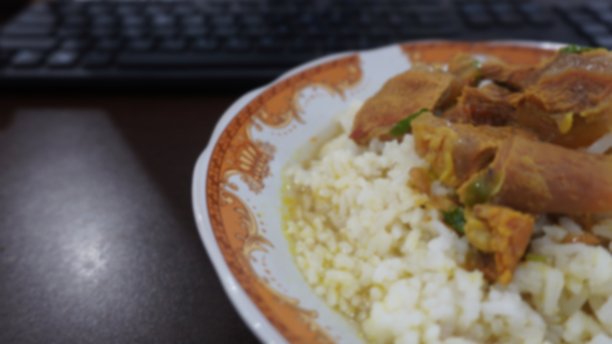 午餐时间上班时在办公桌上喝白米饭牛肉汤。索托是一种来自印度尼西亚的传统汤图片下载