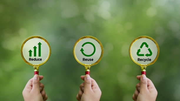 手持式放大镜，有减量、再利用、再循环标志。生态环保，拯救地球的理念。一个生态隐喻，生态废物管理和可持续发展。图片下载