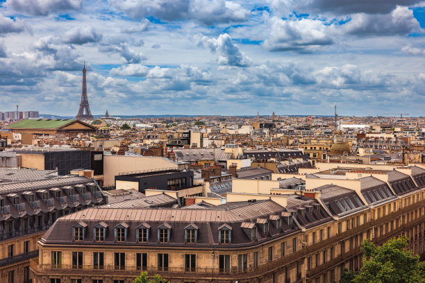 多云天空下的巴黎城市鸟瞰图图片下载