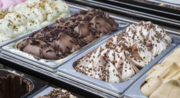 陈列柜台上陈列着各种口味的冰淇淋图片下载