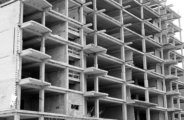 未完工的灰色高层住宅。图片下载