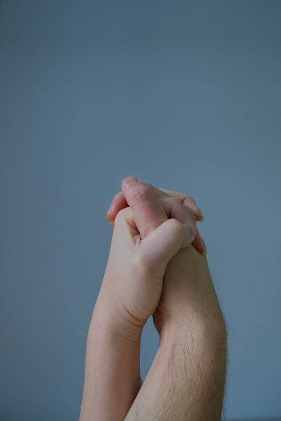 不同性别的人把手放在一起。图片下载