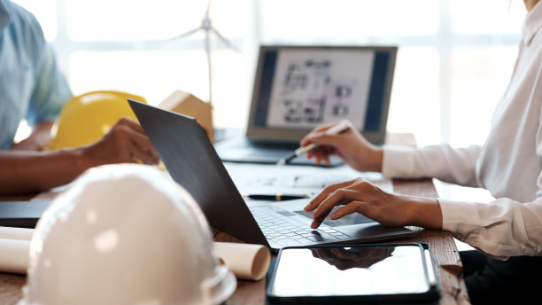 工程师或建筑师会议计划项目和工程工具一起工作，在工作现场建立模型和蓝图。图片下载