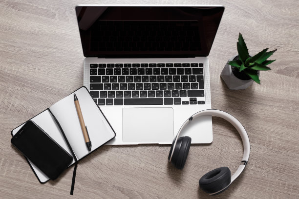 用笔记本电脑、耳机、记事本和智能手机俯瞰工作场所图片下载
