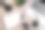 新闻和博客的概念-工作场所与笔记本电脑，麦克风，耳机，记事本和笔的顶视图图片下载