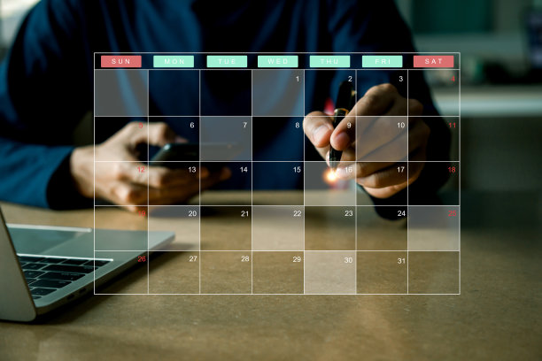 项目管理理念，分析师在管理系统中使用计算机制作与数据库连接的KPI和指标报告。公司的财务、运营、销售、市场战略。图片下载