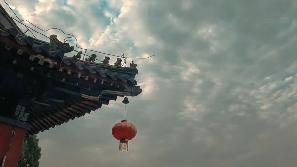 一座坐落在深山中的寺庙图片下载