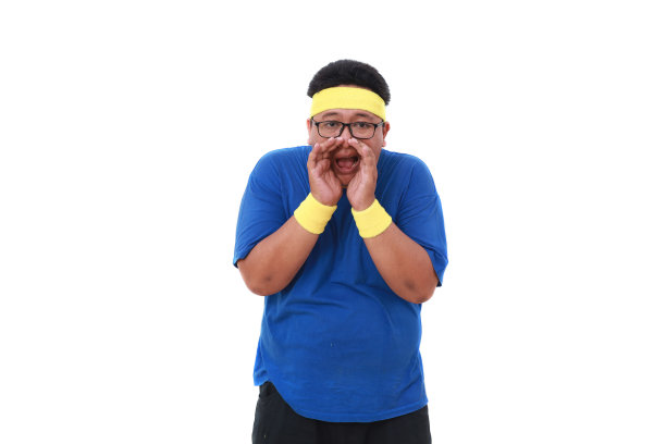 穿着运动服的亚洲超重男子一边站着一边大喊大叫。孤立于白色图片下载