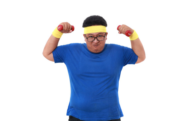穿着运动服的亚洲超重男子手持哑铃站立。隔离在白色背景上图片下载