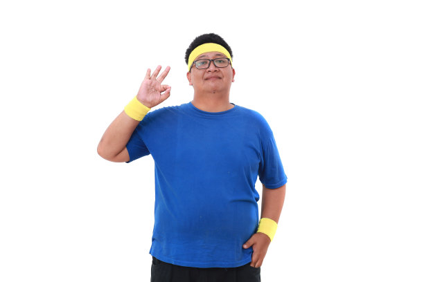 穿着运动服的亚洲超重男子手势还行。孤立于白色图片下载