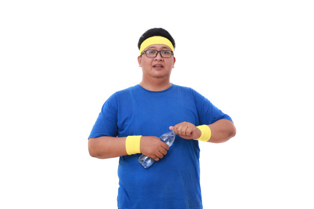 穿着运动服的亚洲超重男子站着，手里拿着一瓶饮料。孤立于白色图片下载