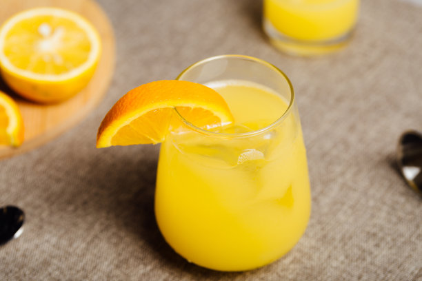 自制螺丝起子鸡尾酒茶点伏特加，鲜橙汁，糖浆和橙苦图片下载