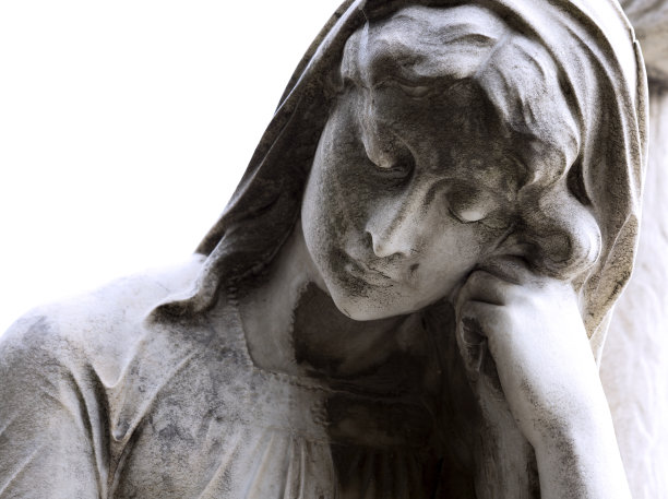 女性形象的细节反映了她的头靠在她的手图片下载