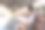 年轻女子女孩女坐在车站地板上使用电脑笔记本电脑和旅行袋手提箱图片下载