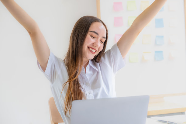 年轻的女商人在长时间的电脑工作后感到疼痛和伸展自己，办公室综合症的概念图片下载