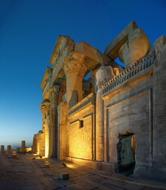 傍晚时分的孔翁坡神庙图片下载