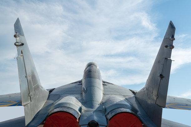 战斗飞机战斗机轰炸机在蓝天的背景图片下载