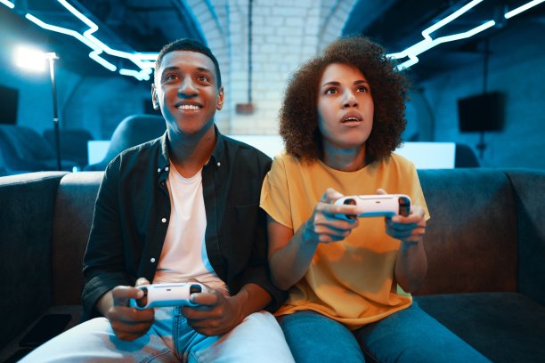 我的朋友在主机上玩游戏。图片下载